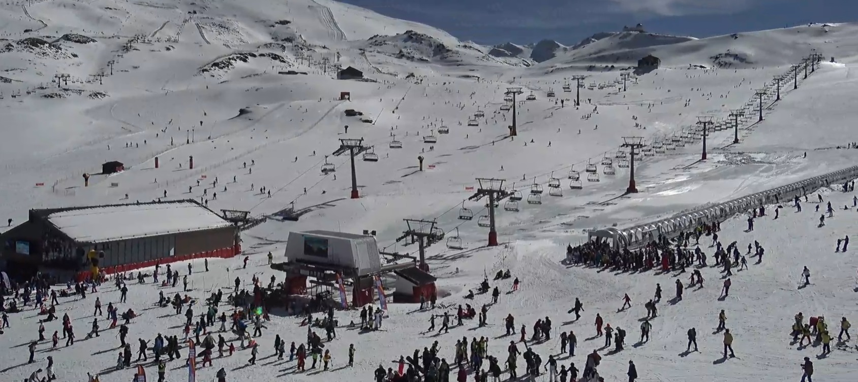 gran-ambiente-en-la-estacion-de-sierra-nevada-con-casi-20-km-esquiables-y-29-pistas-abiertas