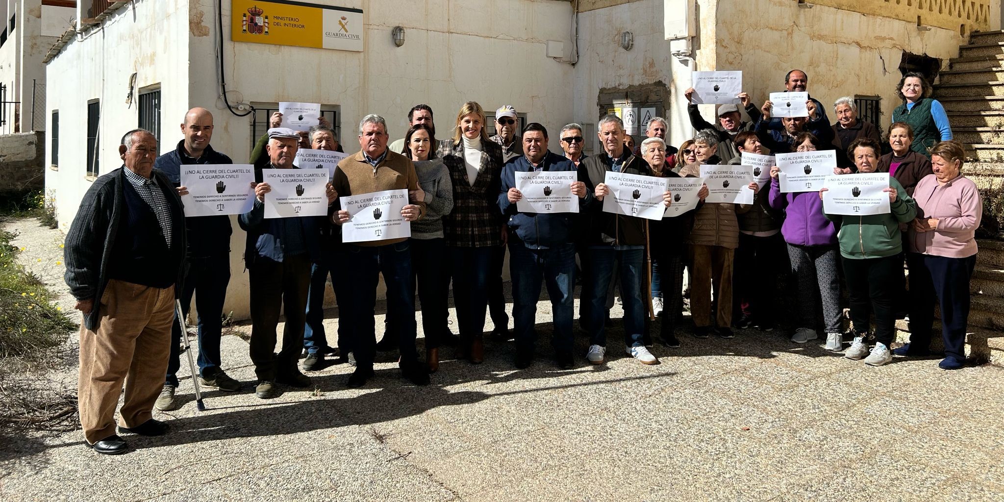 vecinos-de-murtas-se-concentran-para-pedir-la-reapertura-de-la-casa-cuartel-de-la-guardia-civil