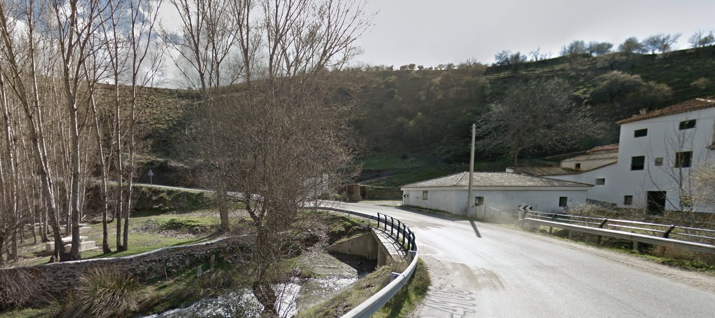 muere-un-motorista-al-salirse-de-via-y-caer-por-un-barranco-en-guadix