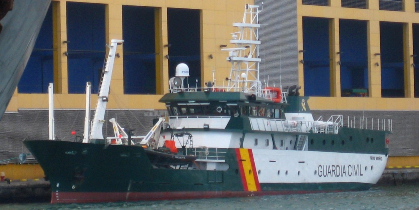 motril-la-patrullera-de-la-guardia-civil-recoge-de-isla-de-alboran-a-medio-centenar-de-magrebies