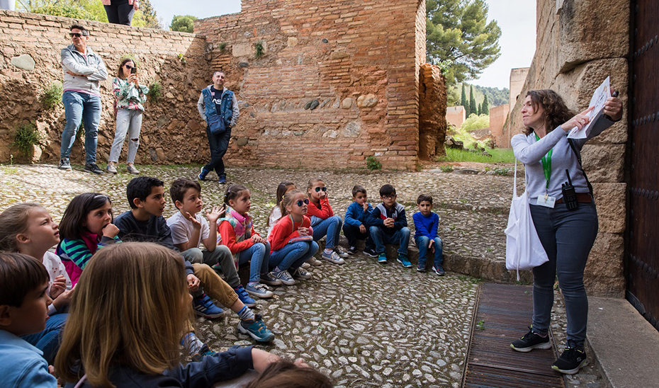 la-alhambra-ofrece-nuevas-experiencias-educativas-para-familias-en-semana-santa