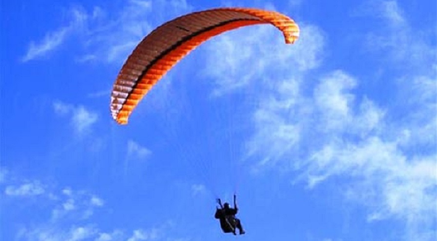 monachil-rescatan-en-helicoptero-a-un-parapentista-herido-tras-sufrir-un-accidente