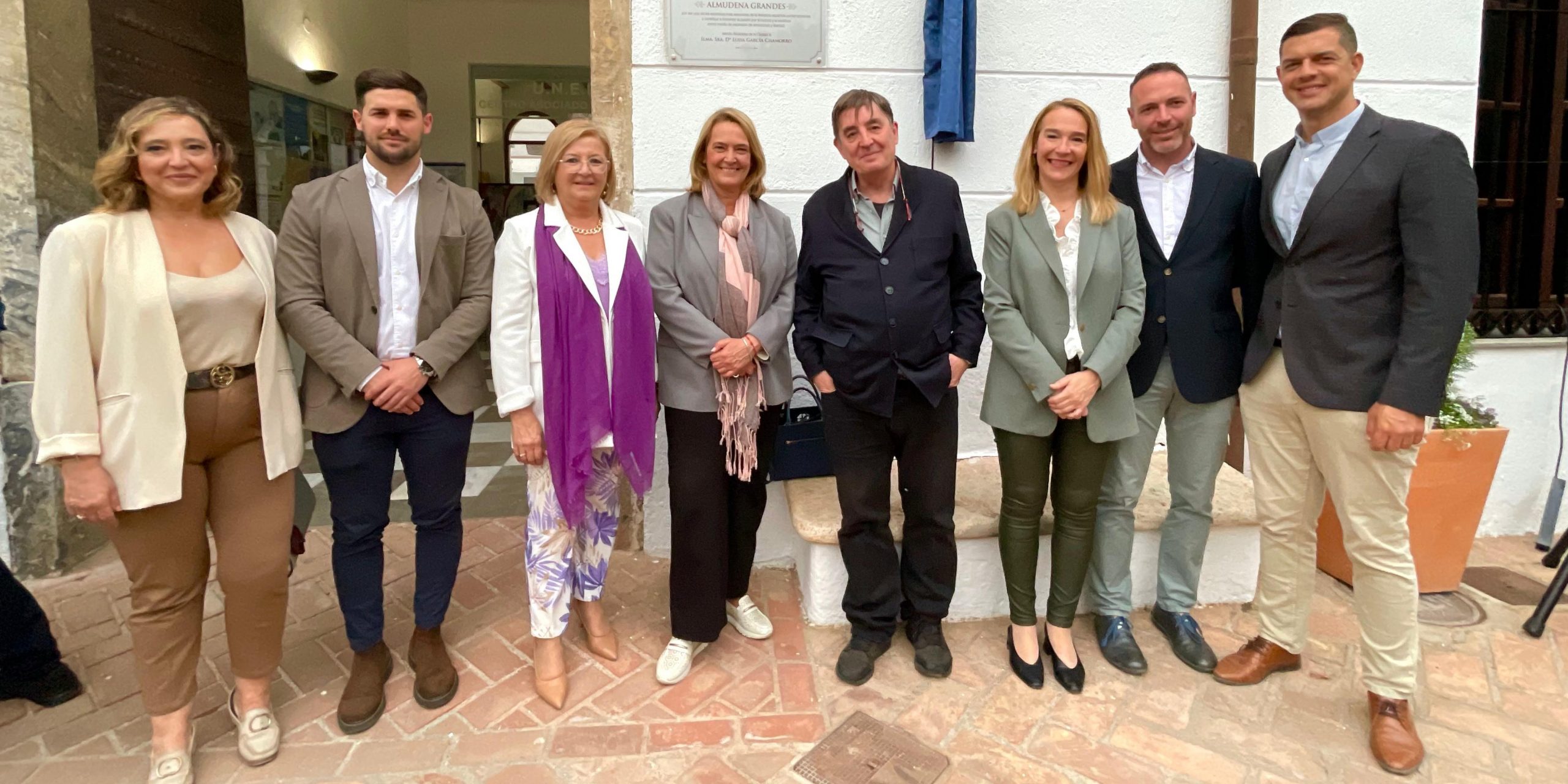el-ayuntamiento-de-motril-otorga-una-placa-en-la-biblioteca-municipal-de-la-palma-a-la-escritora-almudena-grandes