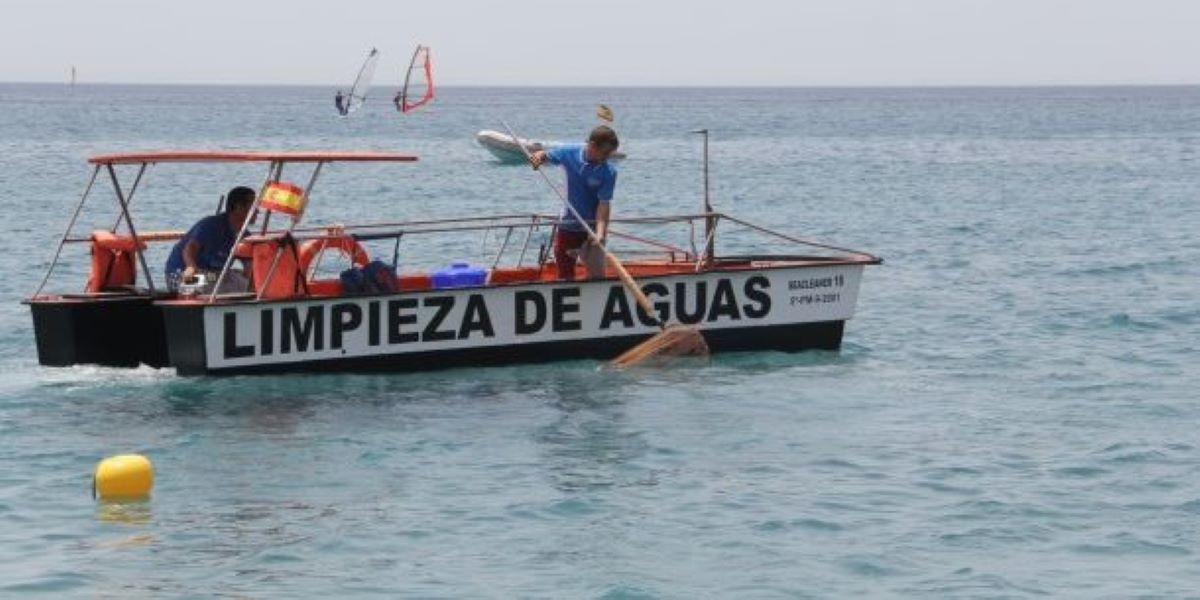 salobrena-solicita-la-contratacion-de-barcos-para-la-limpieza-de-las-aguas-de-su-litoral