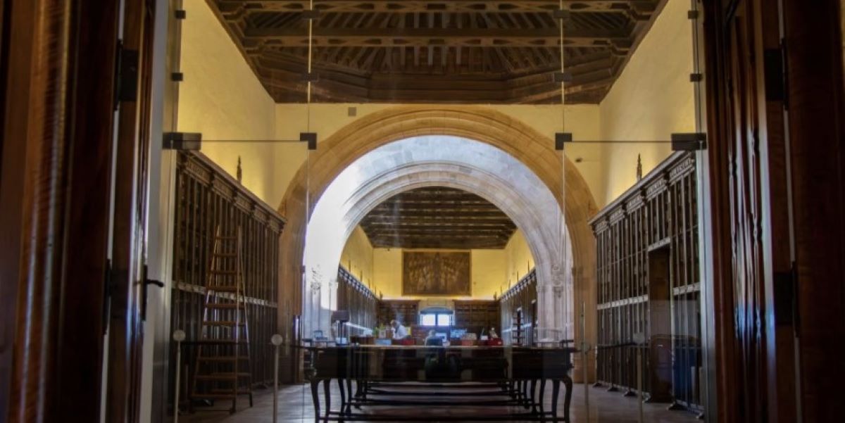 granada-la-sala-de-rectores-y-la-biblioteca-del-hospital-real-conectadas-a-traves-de-una-espectacular-cristalera