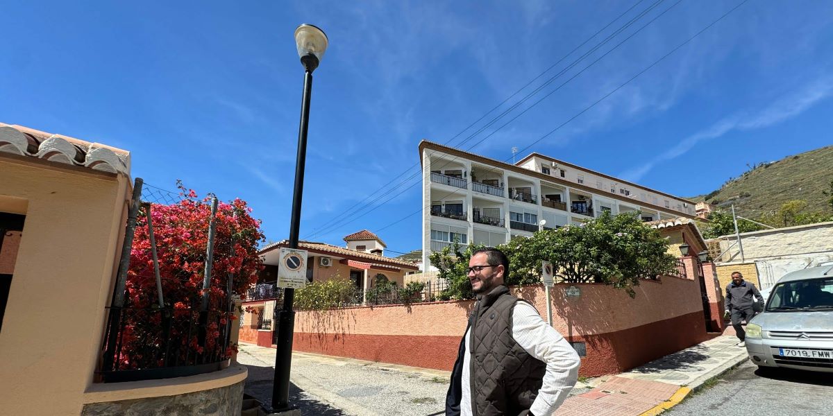 almunecar-invierte-5-000e-en-la-renovacion-de-farolas-y-luminarias-de-la-calle-azahar