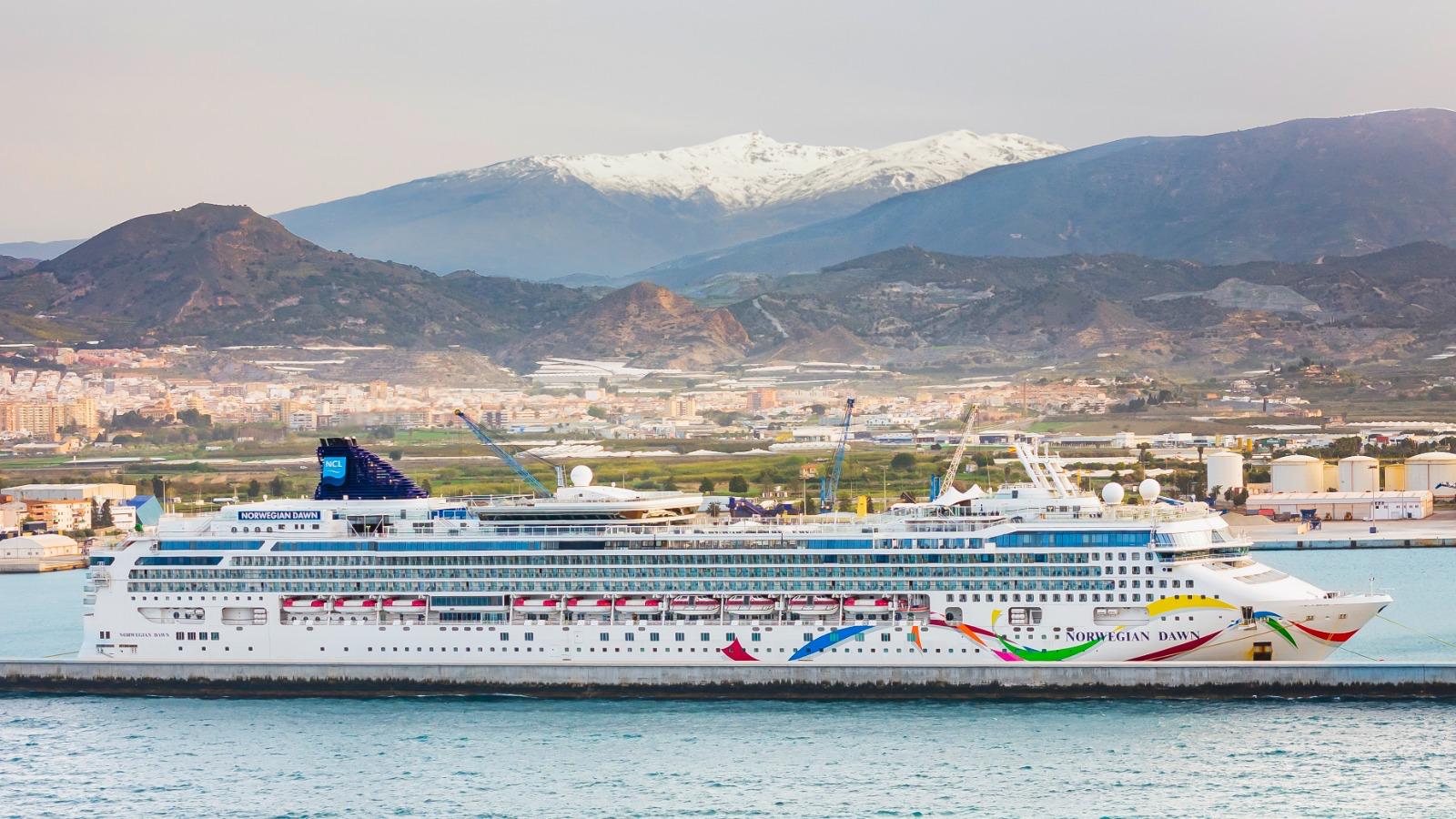 el-norwegian-dawn-inaugura-la-temperada-de-cruceros-en-el-puerto-de-motril-con-mas-de-3-000-ocupantes