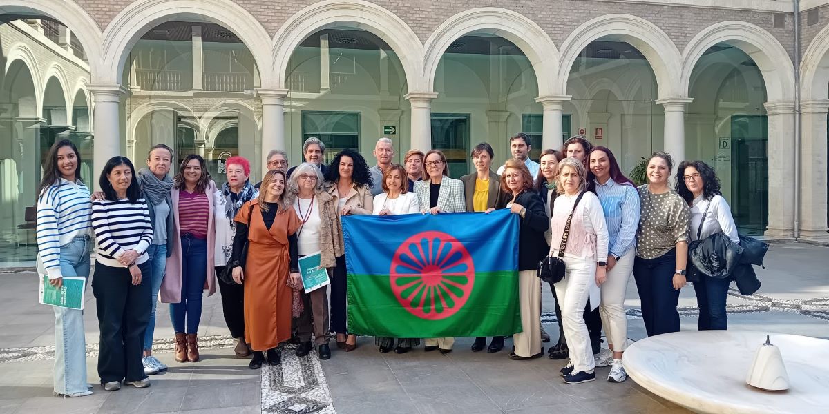 granada-celebra-un-ano-mas-el-dia-del-pueblo-gitano-con-la-ceremonia-del-rio-y-una-conferencia-sobre-el-cante-gitano
