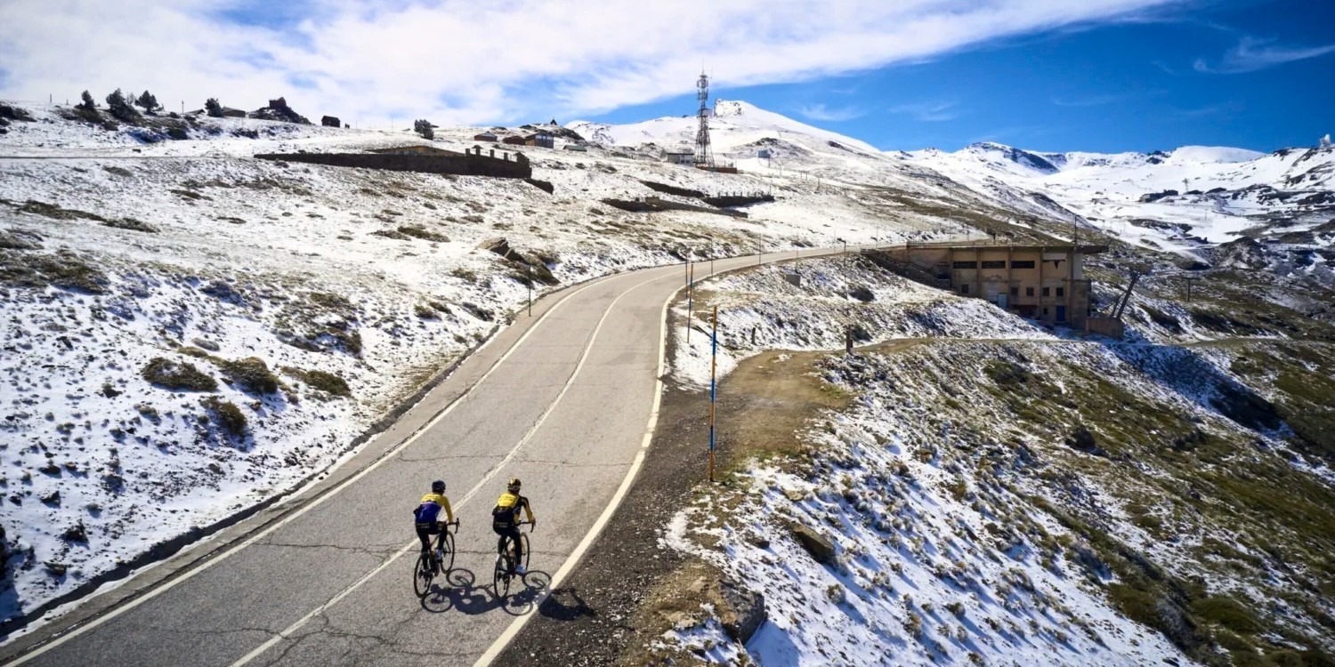 el-equipo-ciclista-jumbo-visma-esta-preparando-el-tour-de-francia-en-sierra-nevada