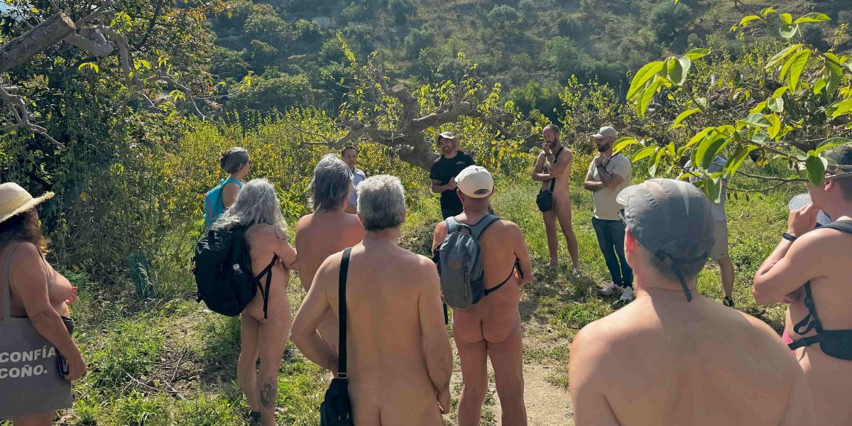 nudistas-de-cantarrijan-conocen-el-proceso-productivo-de-los-frutos-tropicales