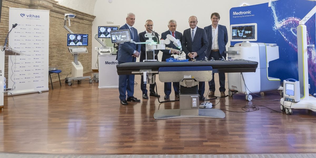 el-hospital-vithas-malaga-presenta-su-unidad-de-cirugia-robotica-espinal-junto-con-el-innovador-robot-de-alta-precision-mazor