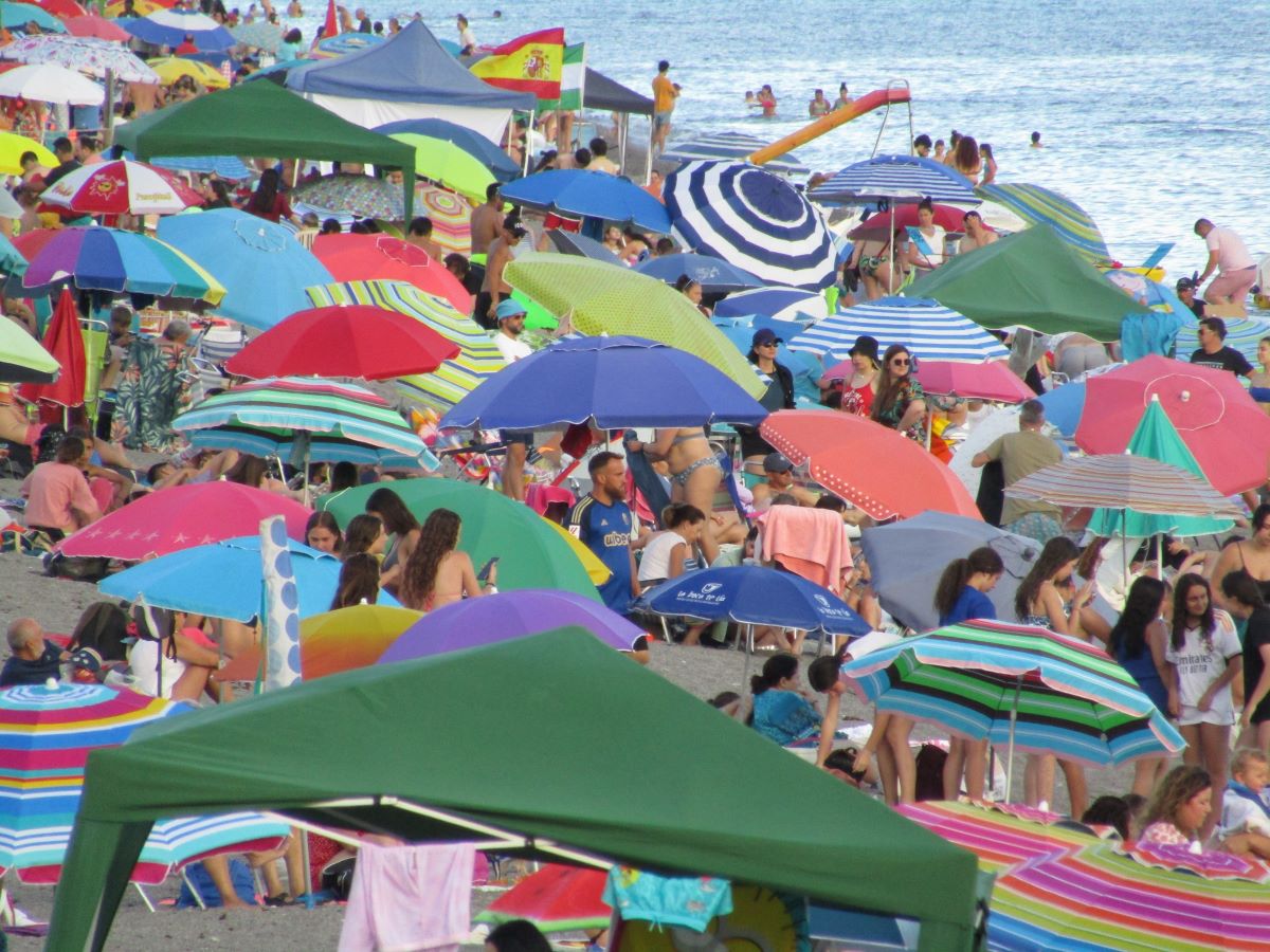 miles-de-personas-ocupan-las-playas-de-la-costa-tropical-en-la-noche-de-san-juan