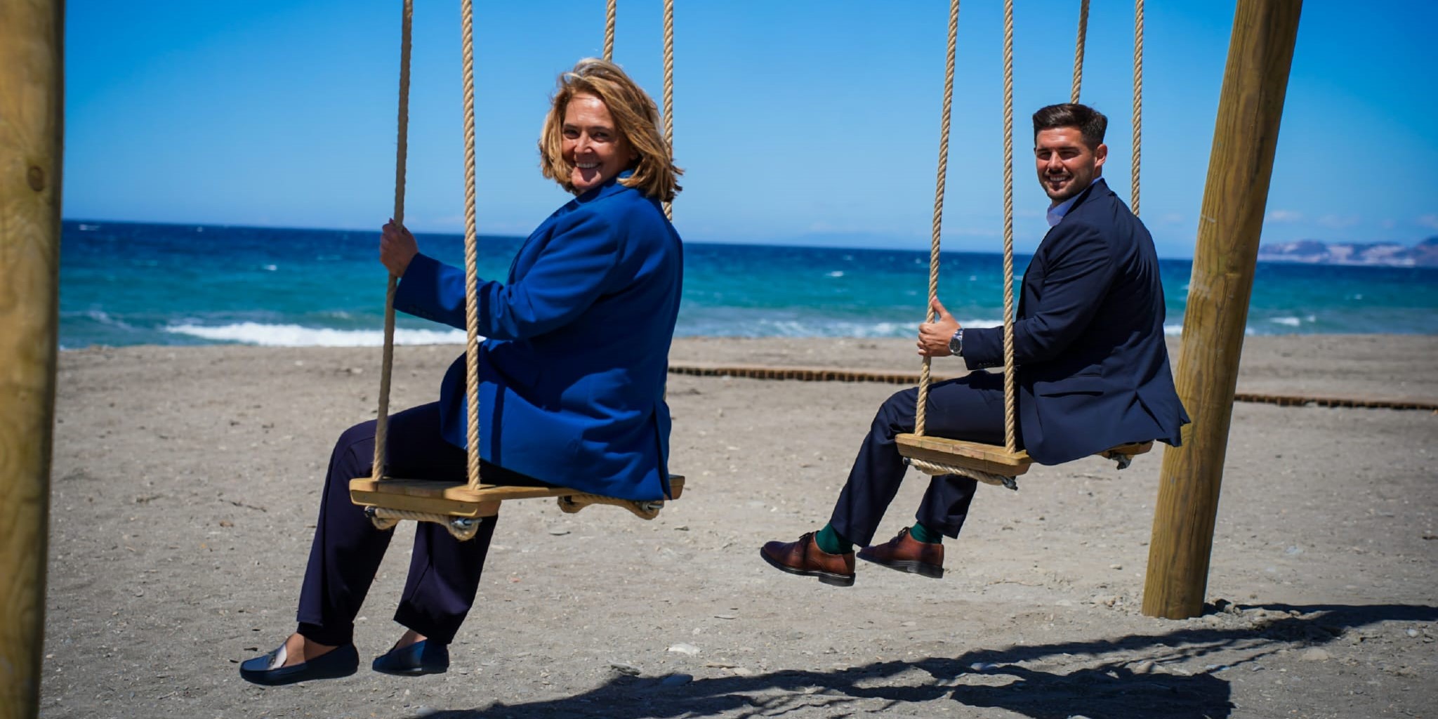 motril-inaugura-dos-columpios-miradores-unicos-en-el-litoral-situados-en-playa-granada-y-del-cable