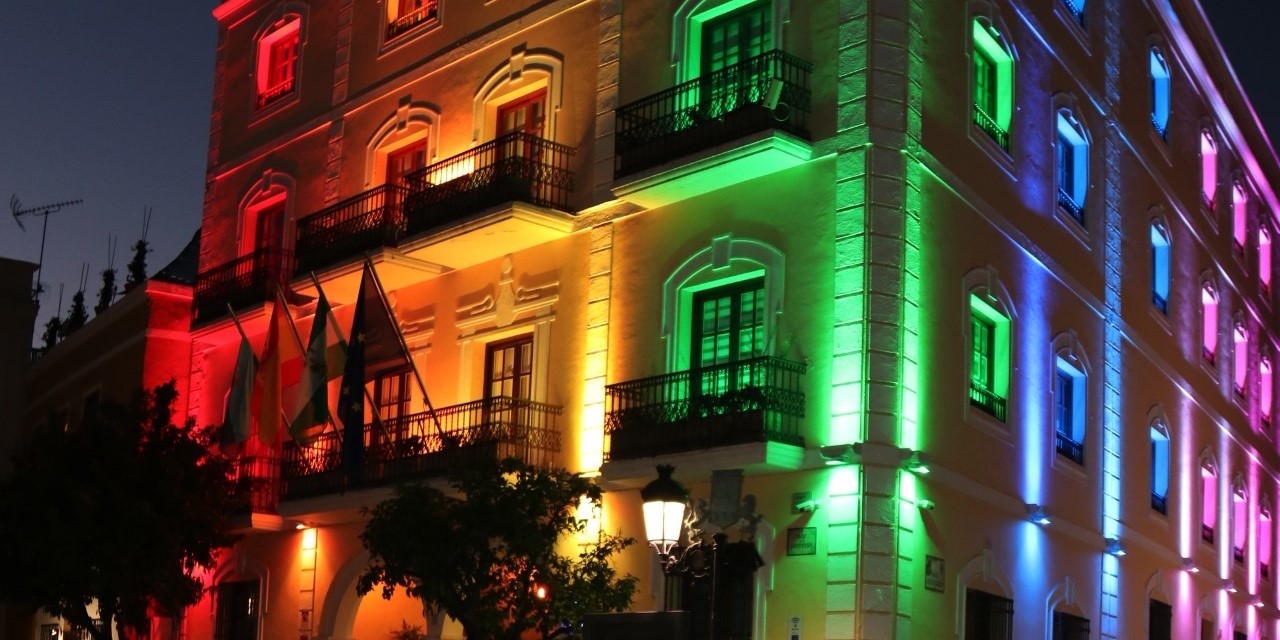 almunecar-ilumina-la-fachada-del-ayuntamiento-con-la-bandera-arcoiris