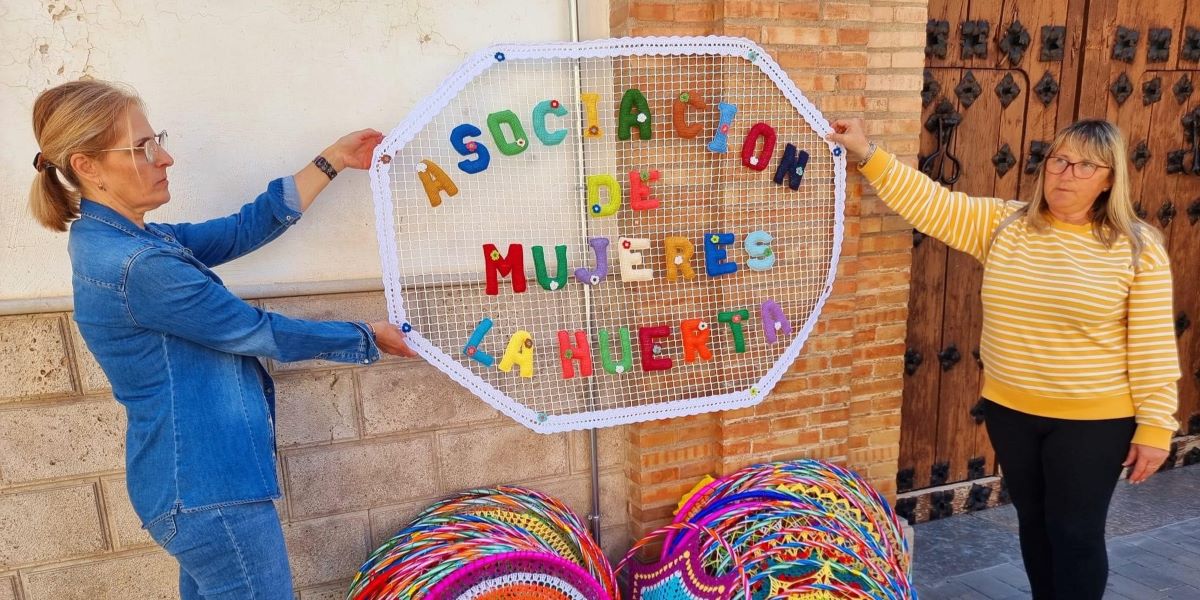 mujeres-de-cullar-vega-decoran-con-mandalas-de-croche-las-calles-del-centro-del-municipio