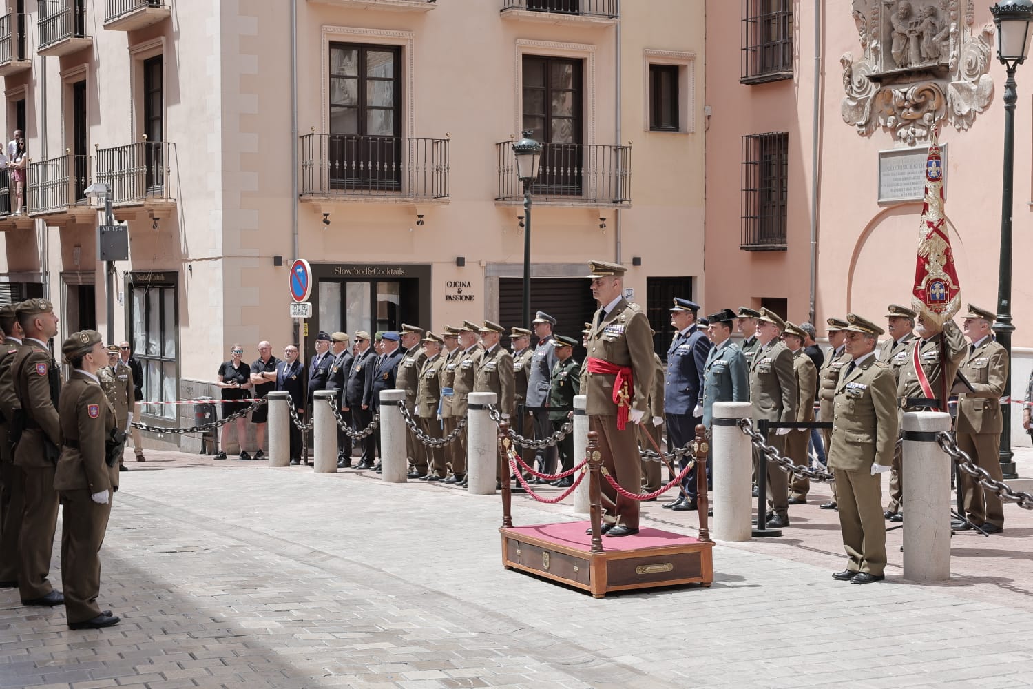 granada-solemne-izado-de-bandera-por-el-aniversario-de-la-proclamacion-del-rey