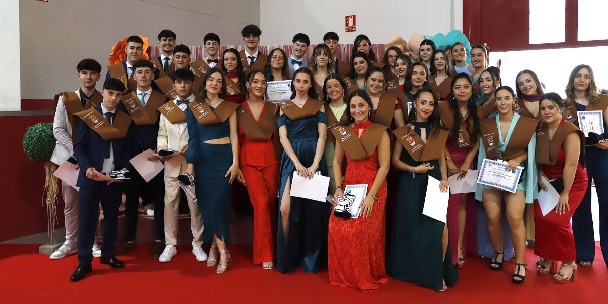 el-pabellon-de-huetor-tajar-acoge-la-graduacion-de-107-alumnos-del-ies-americo-castro
