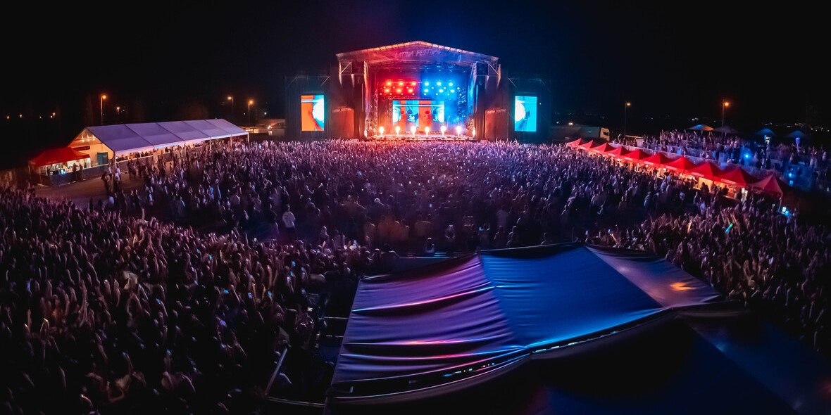 anuel-aa-jhayco-lola-indigo-morad-maka-maria-becerra-cano-jc-reyes-y-ballesteros-en-el-festival-granada-latina