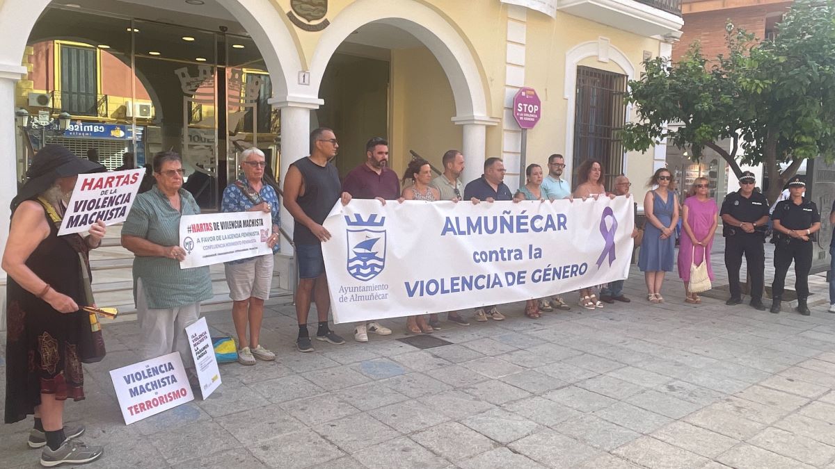 almunecar-guarda-5-minutos-de-silencio-en-recuerdo-a-las-victimas-de-la-violencia-de-genero-y-vicaria-2