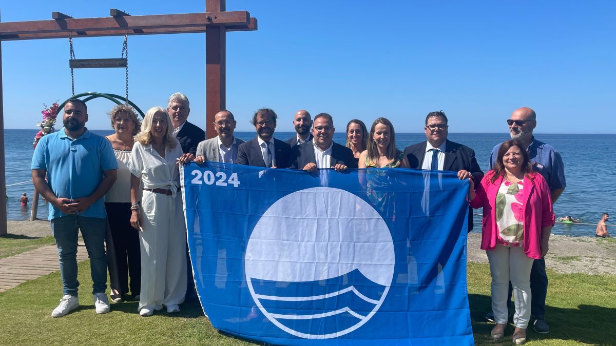 almunecar-la-herradura-reciben-6-banderas-azules-lo-que-les-hacen-ser-lideres-de-la-costa-tropical-de-granada