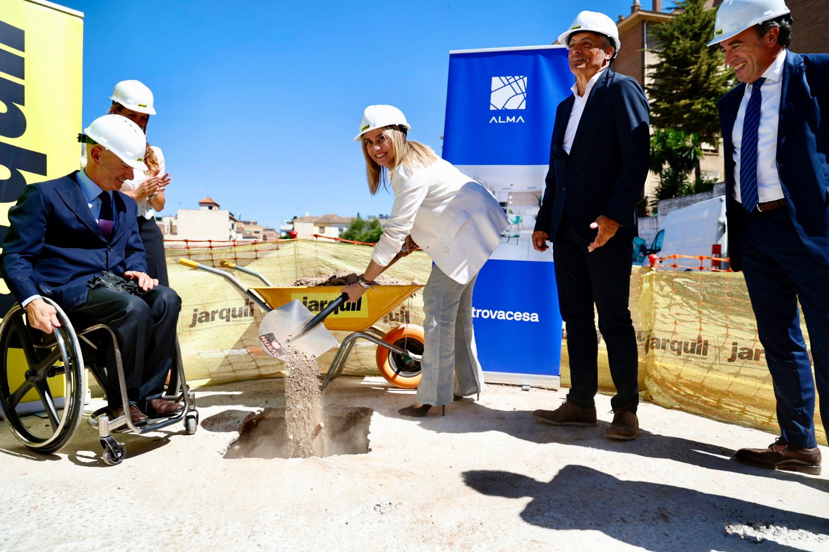 granada-la-alcaldesa-pone-la-primera-piedra-en-la-promocion-de-59-nuevas-viviendas-que-metrovacesa-construya-en-la-capital