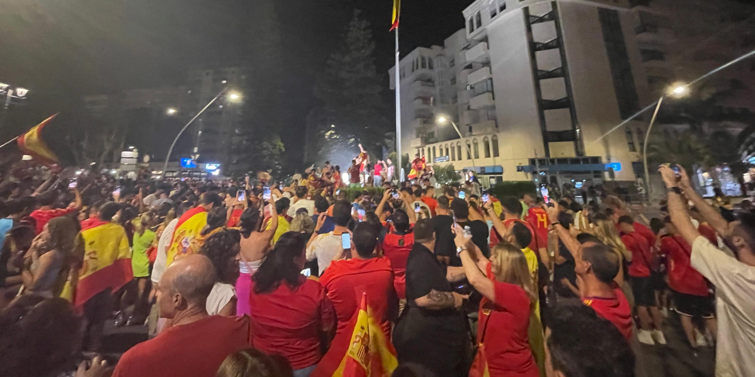 multitud-de-motrilenos-se-echan-a-la-calle-para-celebrar-el-triunfo-de-la-seleccion-espanola-de-futbol