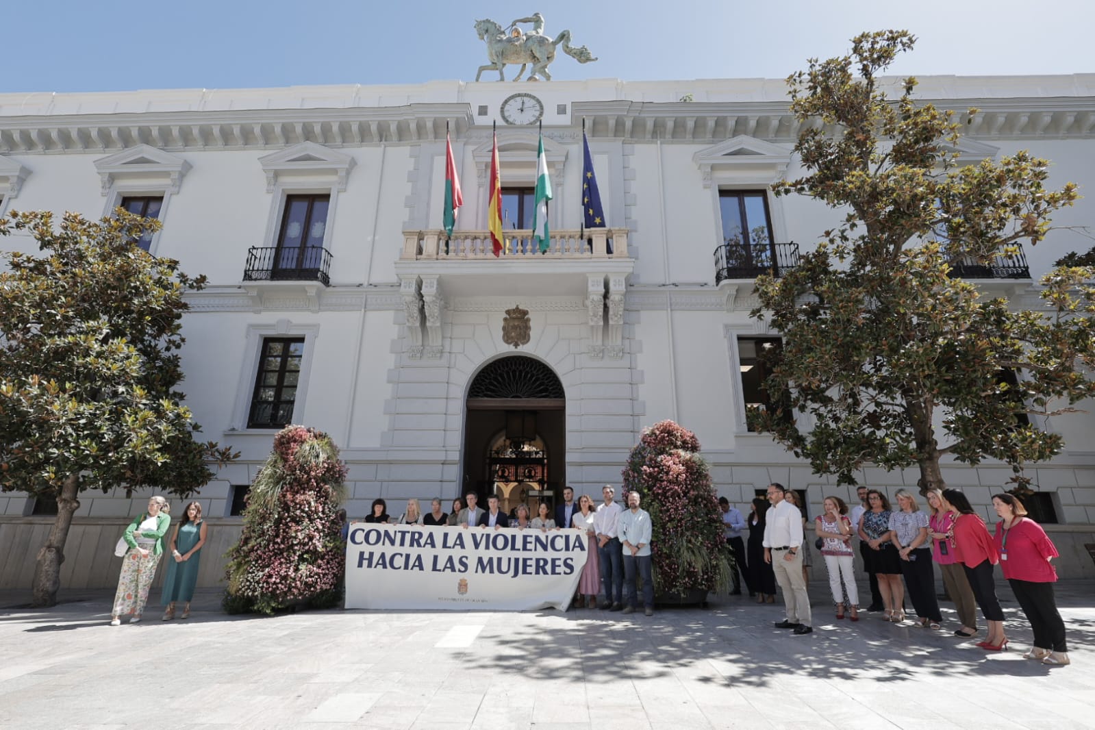 granada-minutos-de-silencio-por-los-asesinatos-de-5-mujeres-a-manos-de-sus-exparejas-o-parejas