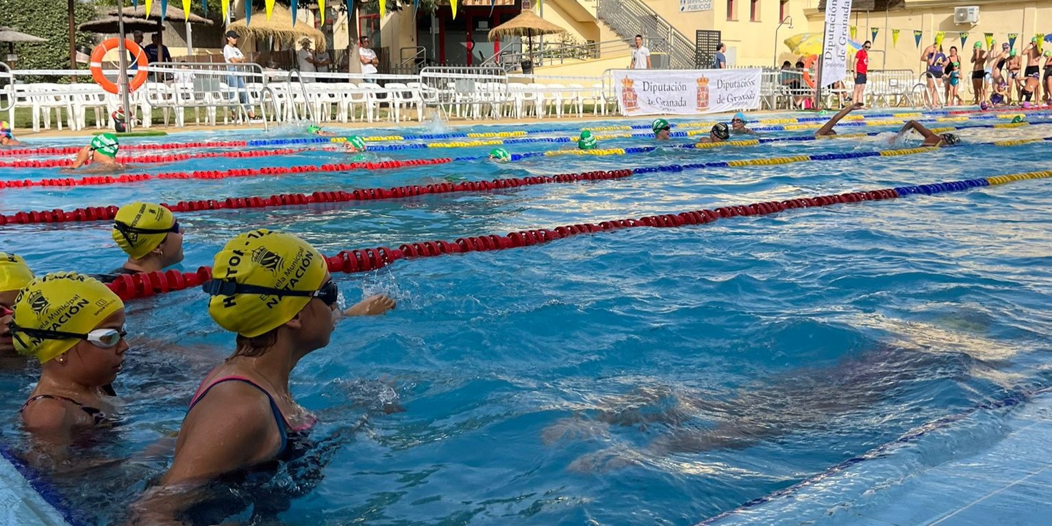 huetor-tajar-mas-de-200-nadadores-de-seis-clubes-de-la-provincia-participan-en-unas-jornadas-en-la-piscina