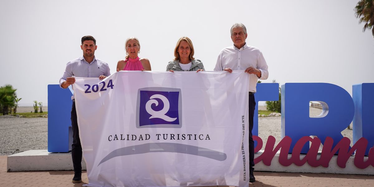 motril-ya-luce-sus-dos-banderas-q-de-calidad-turistica-en-sus-playas