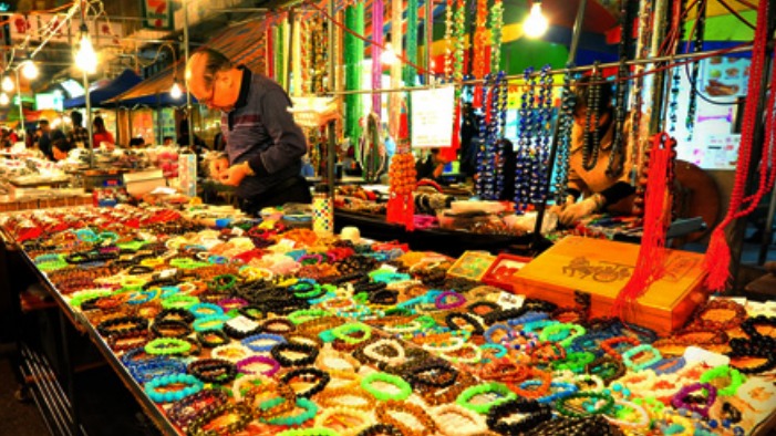 salobrena-recupera-el-mercadillo-nocturno-de-los-viernes