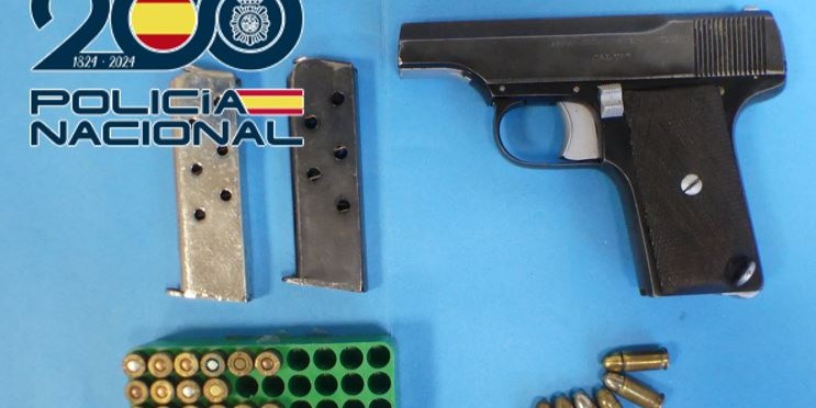 agentes-de-la-policia-nacional-han-detenido-a-dos-individuos-que-escondian-una-pistola-en-el-interior-de-un-vehiculo