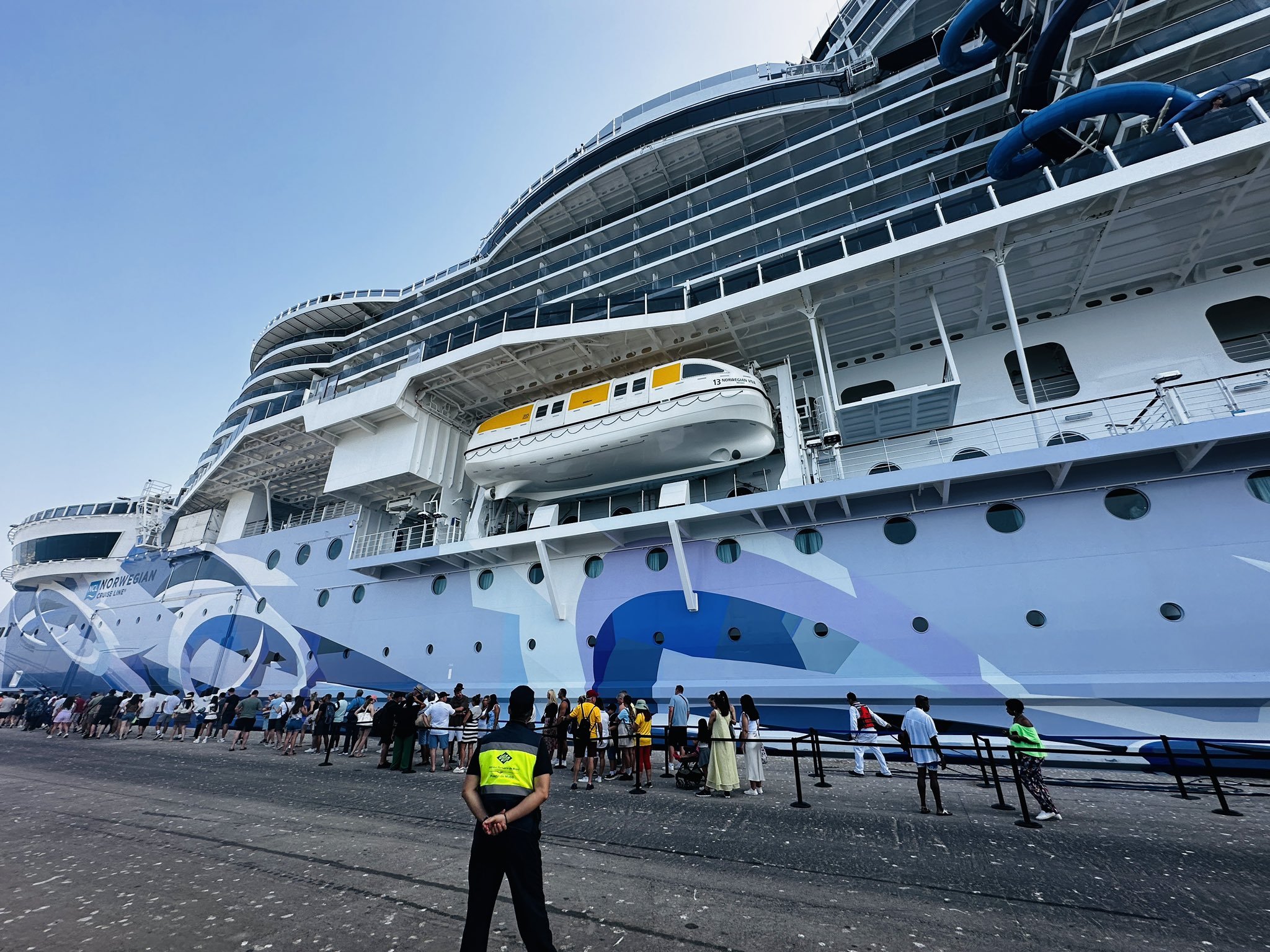 motril-atraca-en-el-puerto-el-norwegian-viva-con-mas-de-3-000-turistas