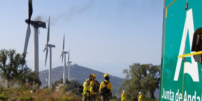 lujar-infoca-mantiene-un-reten-en-el-entorno-forestal-al-aerogenerador-que-ardio