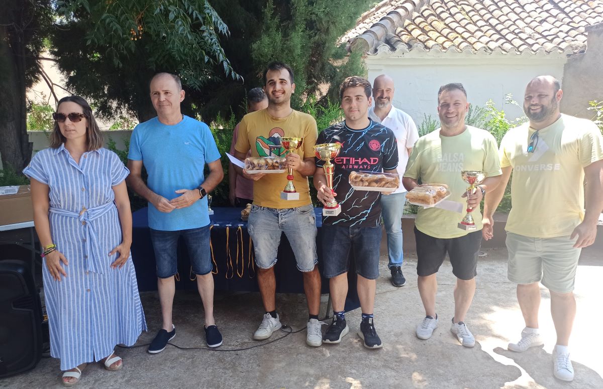 el-maestro-internacional-cantabro-enrique-tejedor-fuente-ganador-del-x-torneo-de-ajedrez-jardin-nazari-de-velez-benaudalla-2024