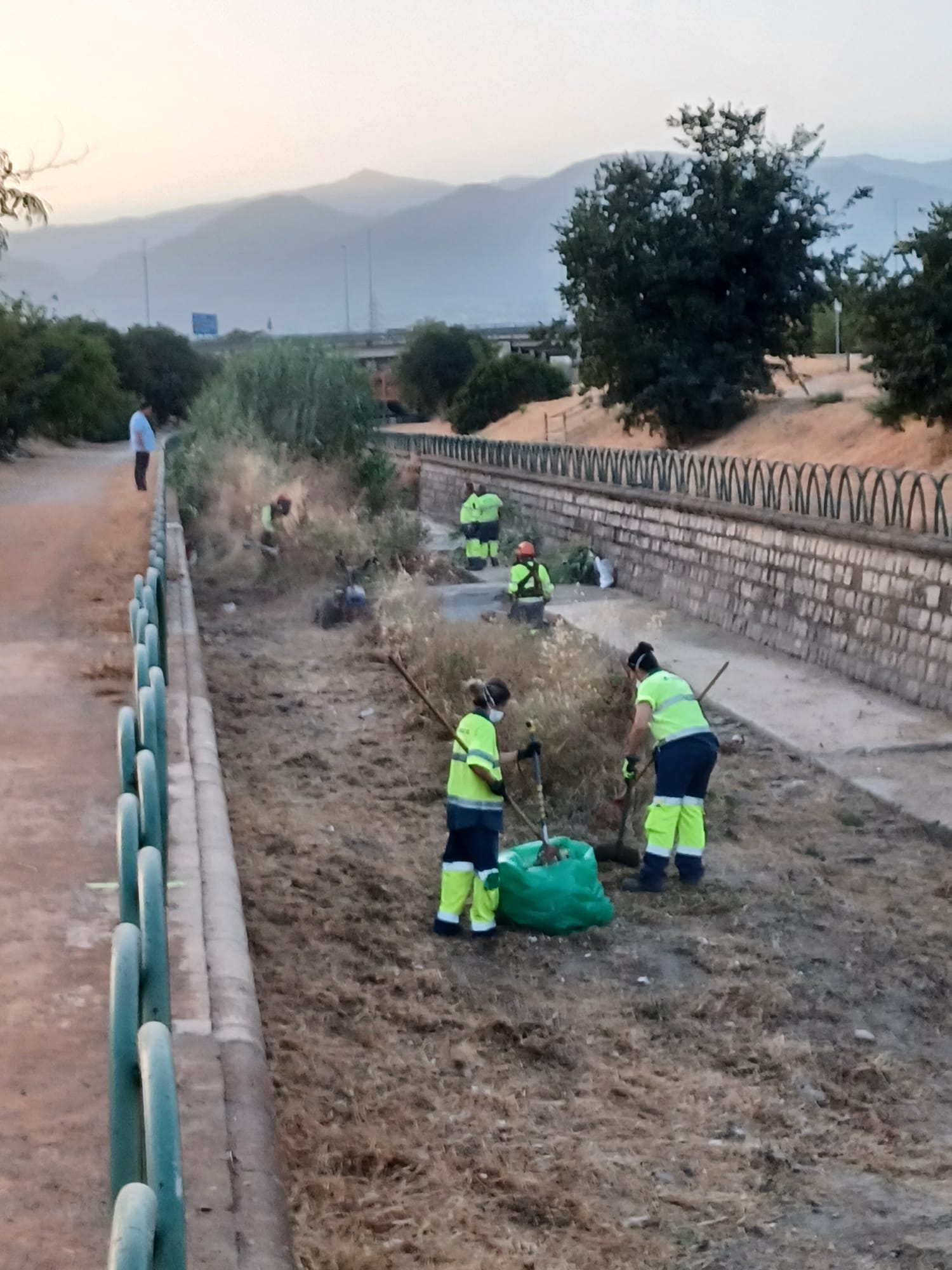 el-ayuntamiento-inicia-la-limpieza-y-desbroce-manual-y-sin-maquinaria-pesada-del-tramo-urbano-del-rio-monachil