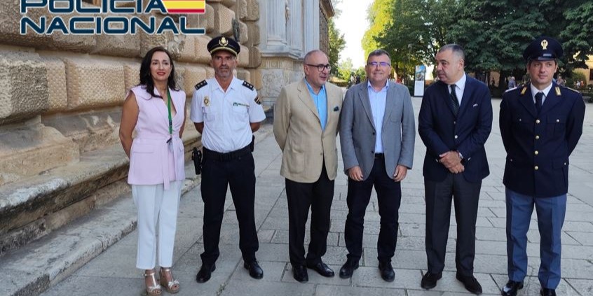 la-policia-nacional-y-la-policia-de-italia-patrullan-juntas-por-las-calles-de-granada