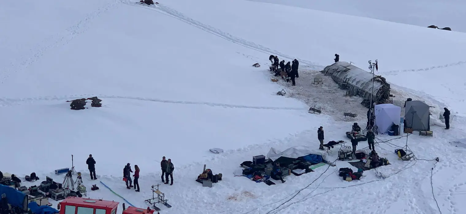 monachil-acoge-una-proyeccion-de-la-sociedad-de-la-nieve-rodada-en-el-municipio-con-parte-del-elenco-de-la-pelicula