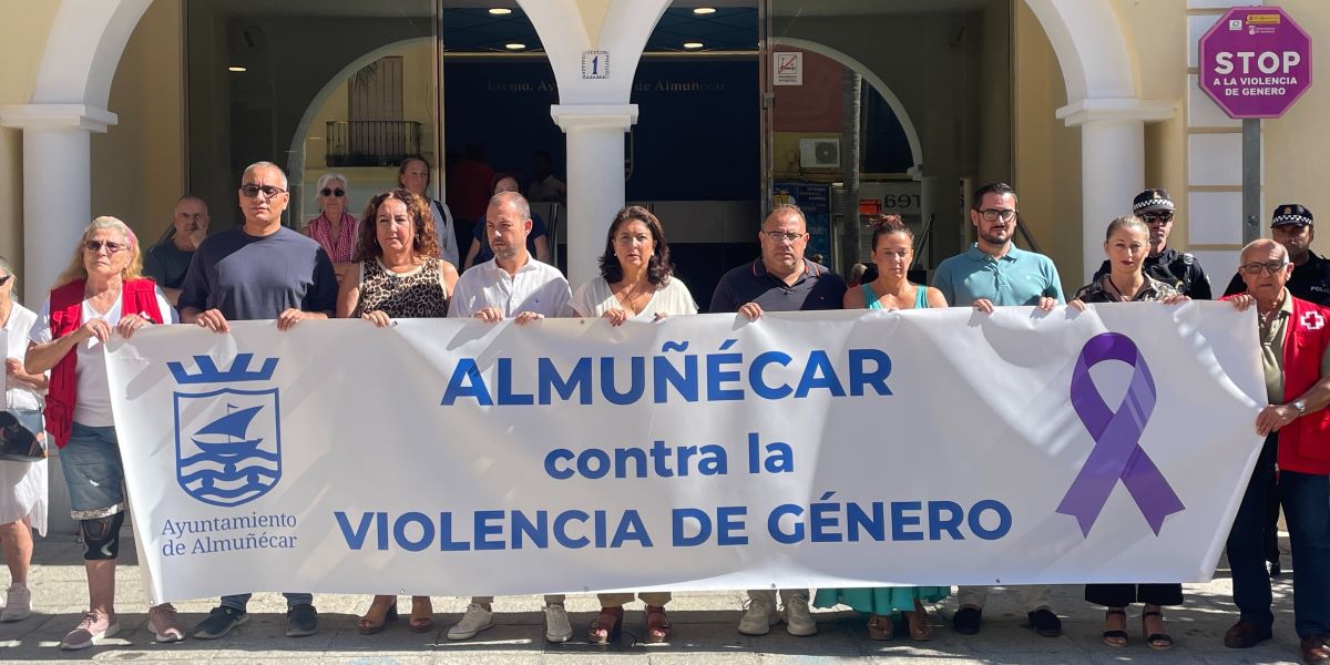 almunecar-guarda-5-minutos-de-silencio-en-recuerdo-a-las-victimas-de-la-violencia-de-genero-y-vicaria-3