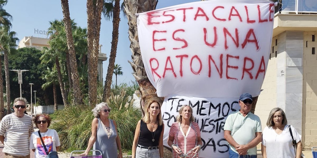 motril-maria-jesus-granados-encadenada-a-una-palmera-abandona-su-protesta-por-cuestiones-de-salud