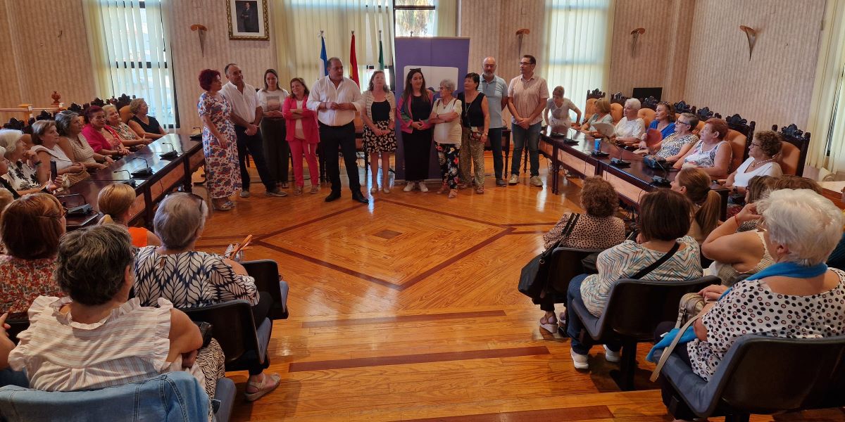 la-asociacion-de-mujeres-amudima-de-baza-realiza-una-visita-institucional-a-salobrena