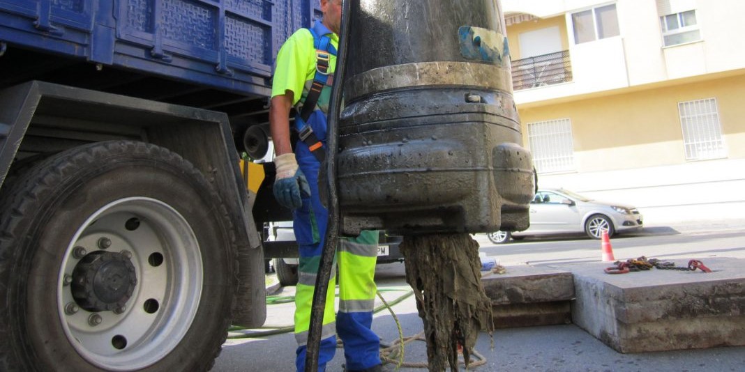 aguas-y-servicios-intensifica-la-limpieza-de-imbornales-y-alcantarillas-en-la-costa-tropical-ante-la-temporada-de-lluvias
