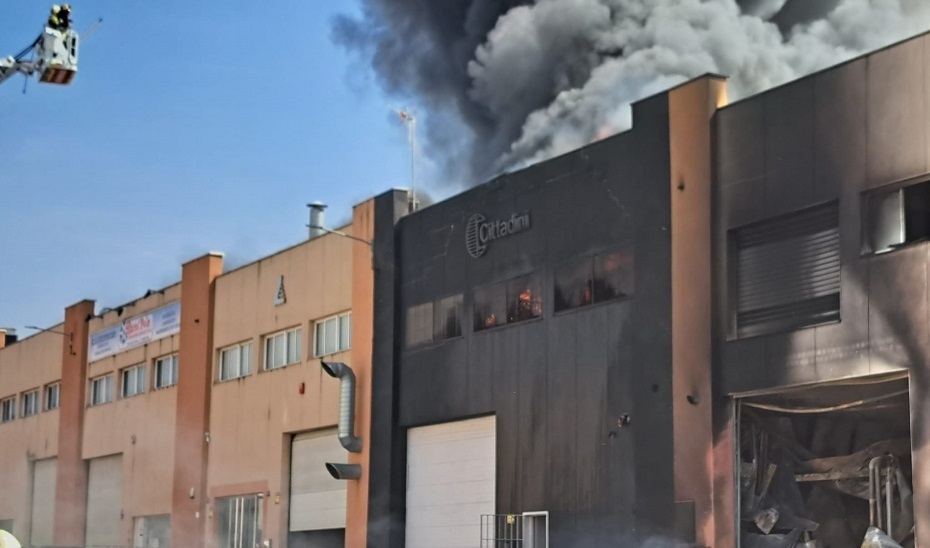 peligros-los-bomberos-de-granada-trabajan-en-la-extincion-de-un-incendio-que-afecta-a-tres-naves-industriales