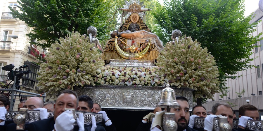 la-virgen-de-las-angustias-entrara-en-la-catedral-de-granada-en-la-procesion-del-ultimo-domingo-de-septiembre
