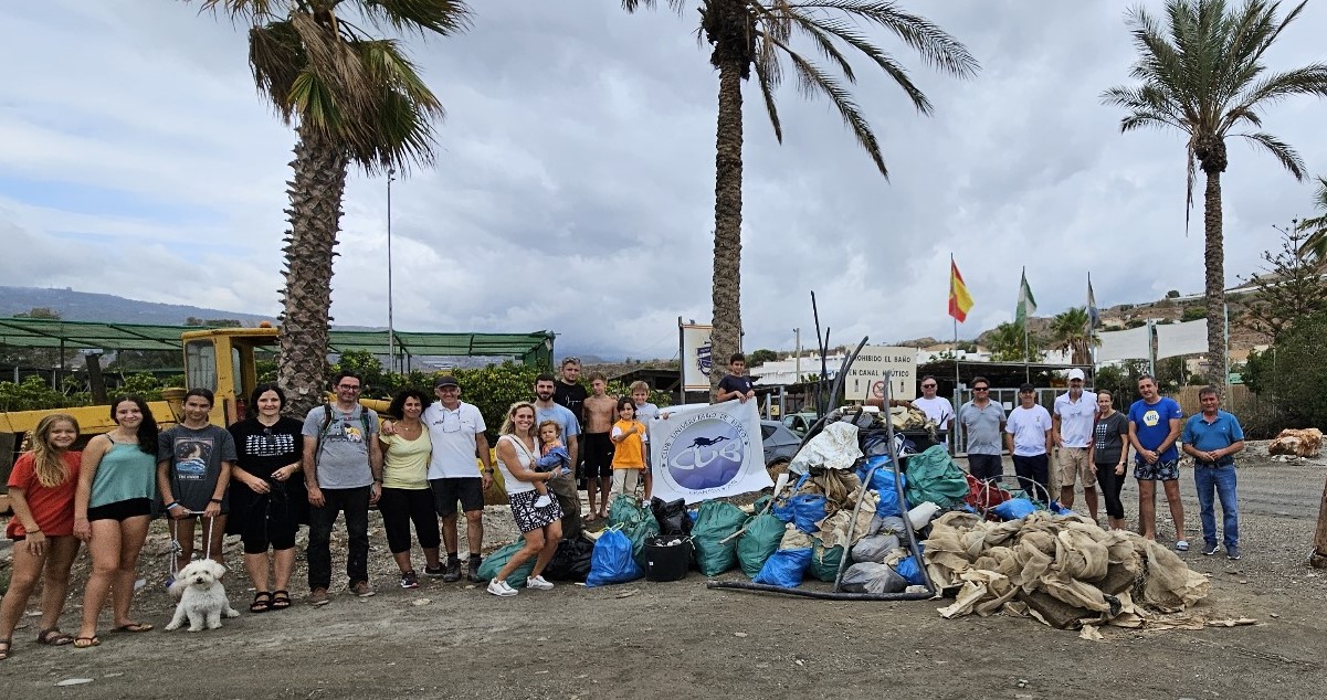 el-aula-del-mar-de-la-ugr-organiza-una-jornada-de-limpieza-en-la-rambla-de-lujar-gualchos-y-en-los-fondos-someros-entre-los-espigones-de-castell