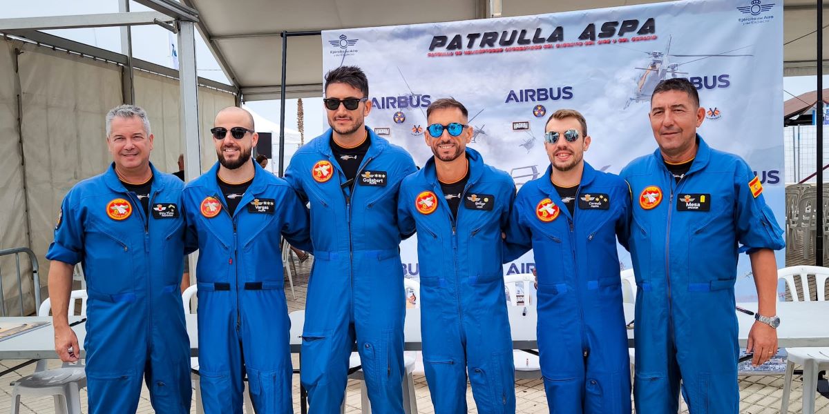 la-patrulla-aspa-acerca-su-pasion-a-los-fans-con-una-firma-de-posters-en-torre-del-mar