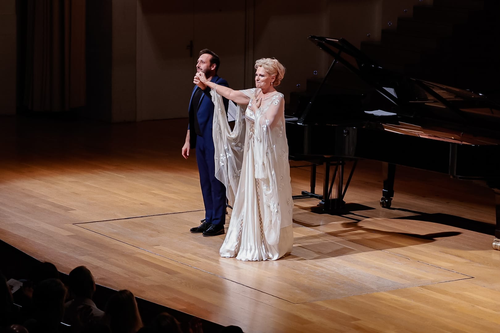 ainhoa-arteta-rinde-tributo-al-maestro-miguel-angel-gomez-martinez-en-el-auditorio-manuel-de-falla