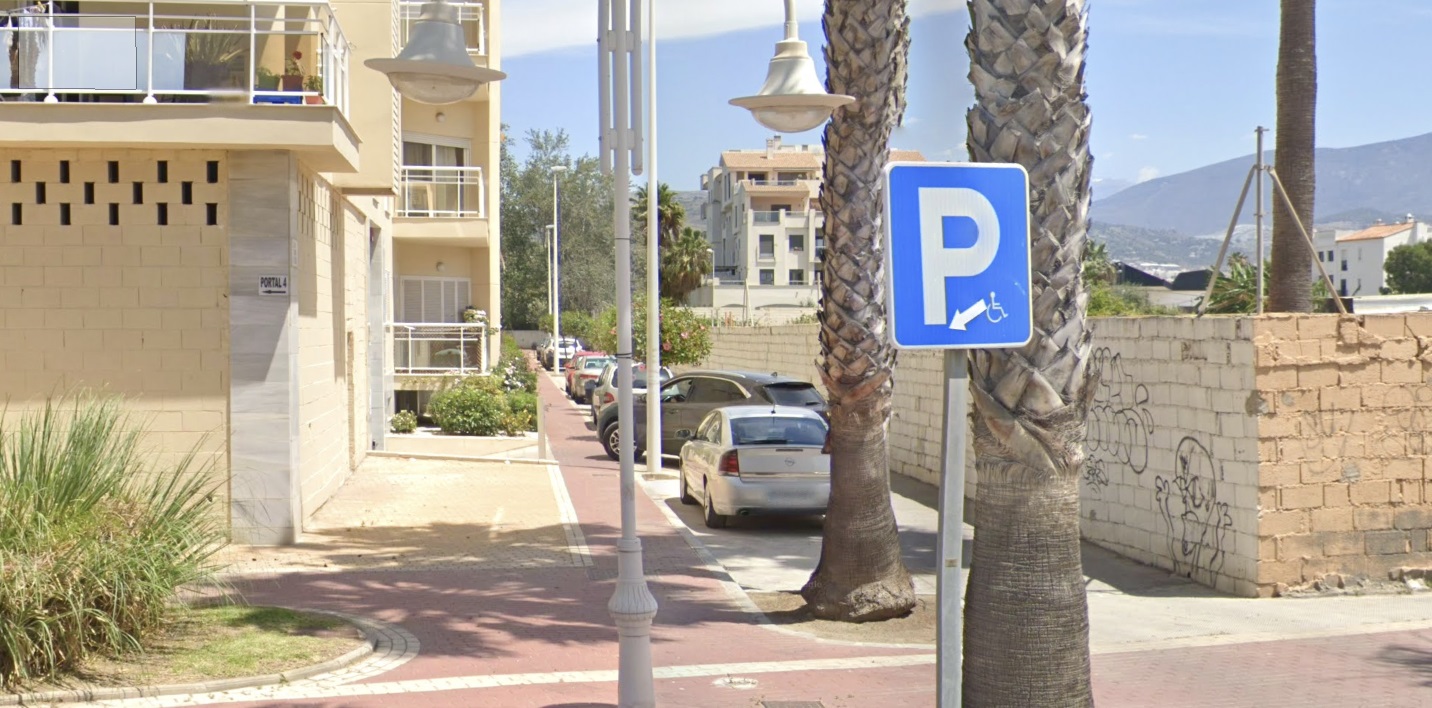 motril-los-vecinos-del-residencial-arenas-de-poniente-han-iniciado-una-protesta-encadenandose-a-una-palmera