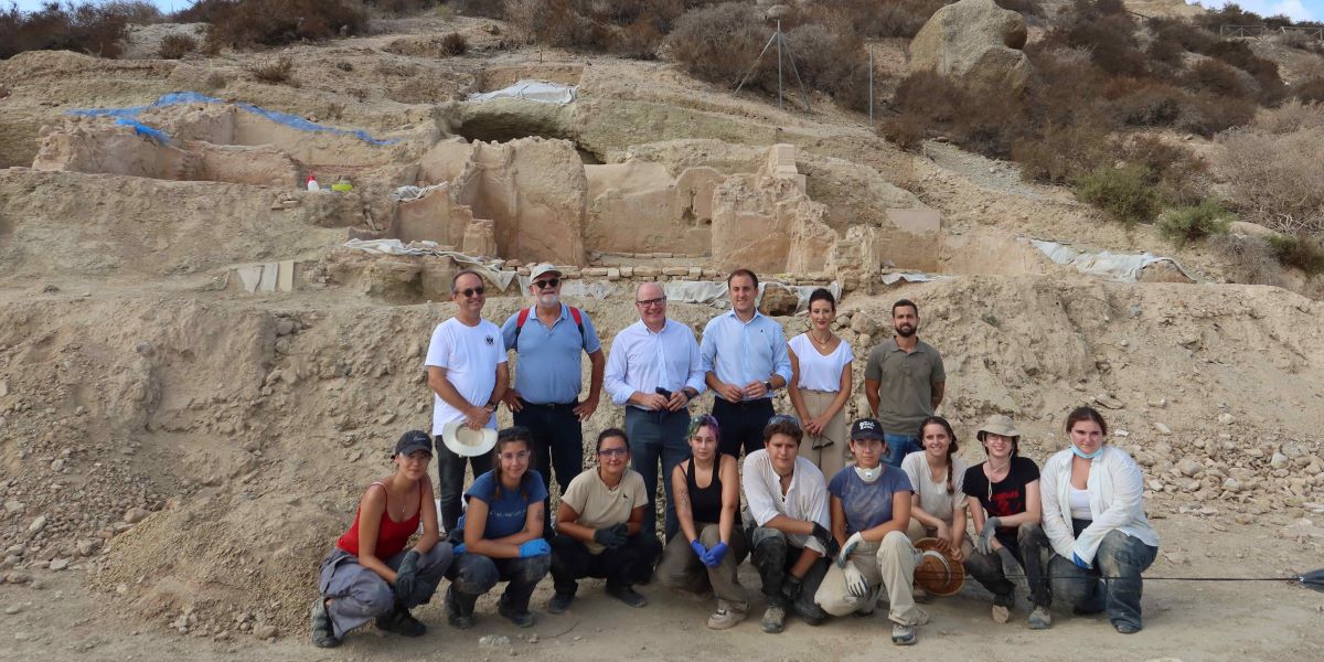 el-rector-de-la-ugr-visita-las-excavaciones-del-yacimiento-arqueologico-de-la-antigua-ciudad-de-bayra-en-vera