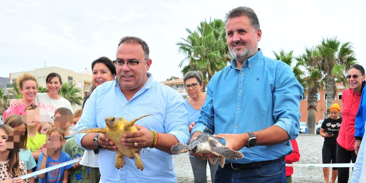 almunecar-el-delegado-de-medio-ambiente-participa-en-la-suelta-de-dos-tortugas-bobas-en-la-herradura