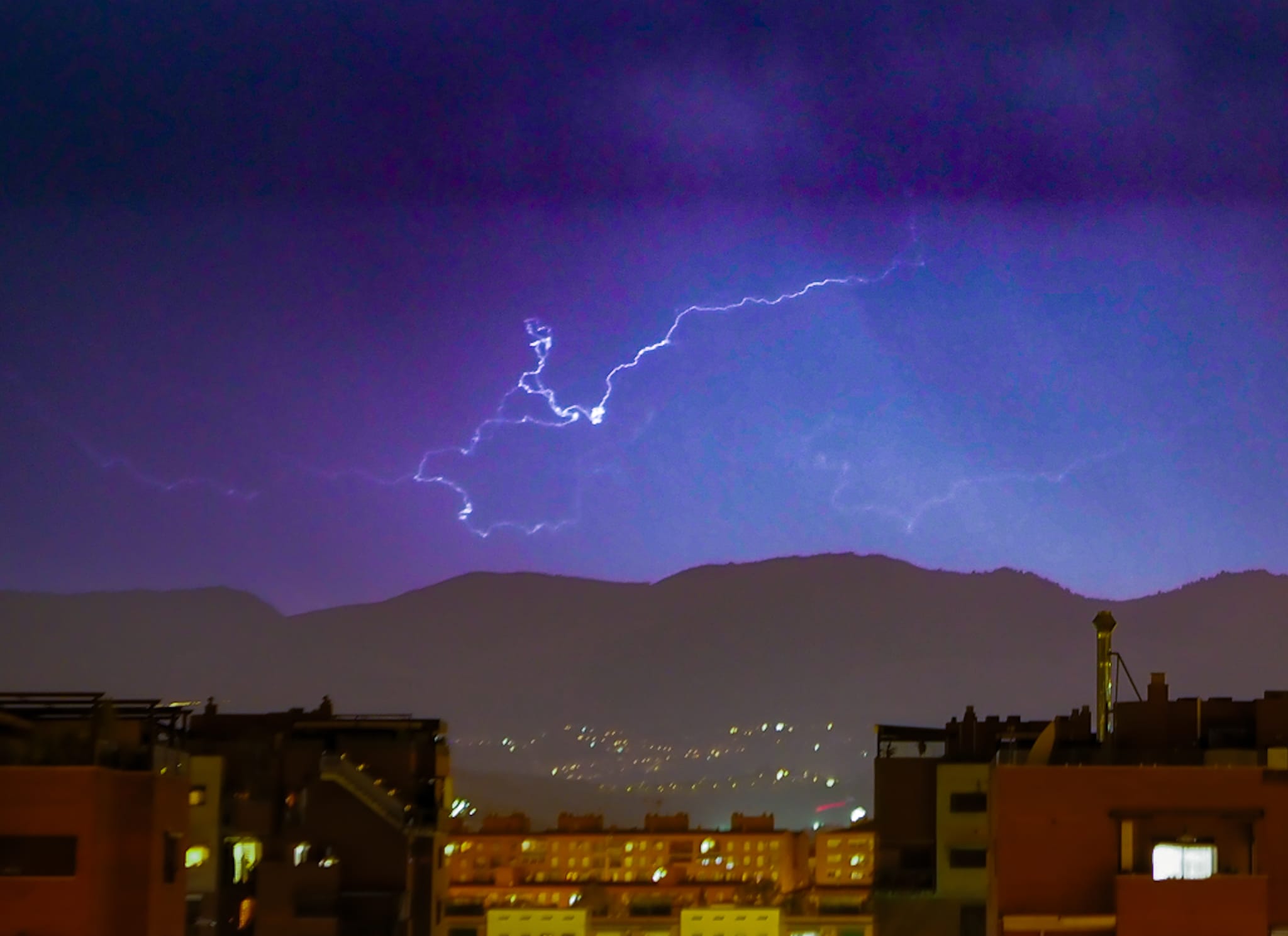 la-alerta-naranja-en-la-costa-de-granada-nos-trae-tormentas-con-aparato-electrico-de-serie